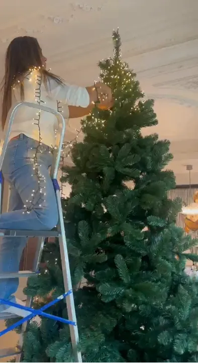 Anabel decorando en directo un árbol de Navidad