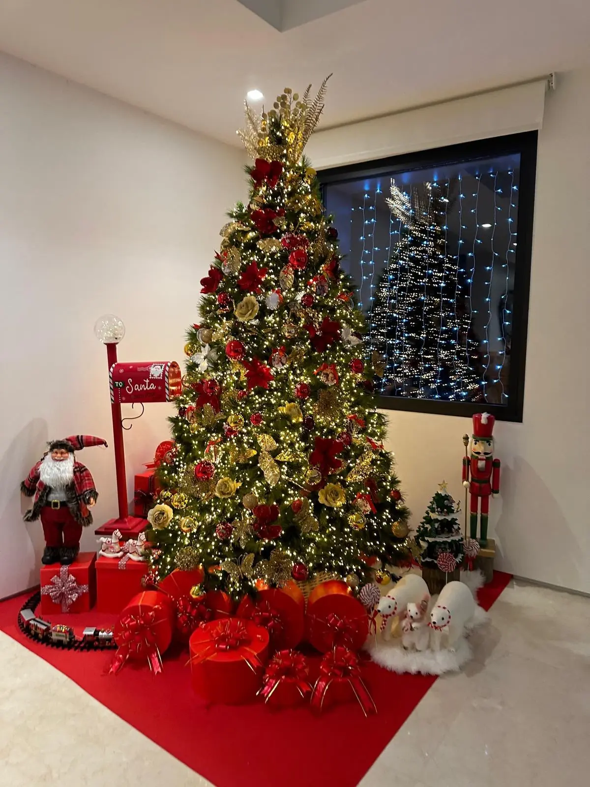 Árbol de Navidad en rojo y dorado, resultado del curso de decoración navideña