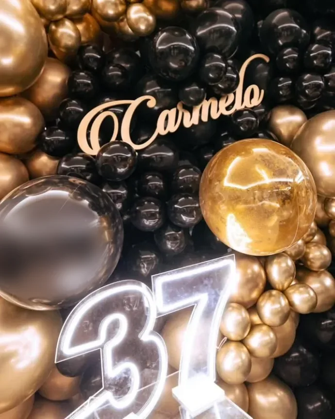 Cumpleaños elegante en negro y dorado con neón personalizado